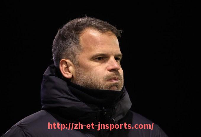 JN江南体育-法甲主教练战术调整策略：应对不同对手的战术部署