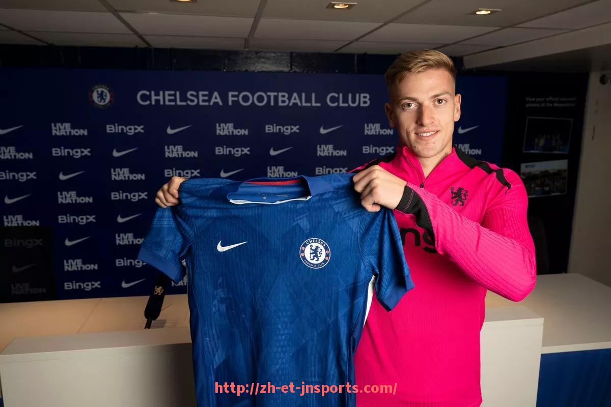 JN江南体育-回顾历届欧冠中表现突出的意甲球队：辉煌与低谷并存